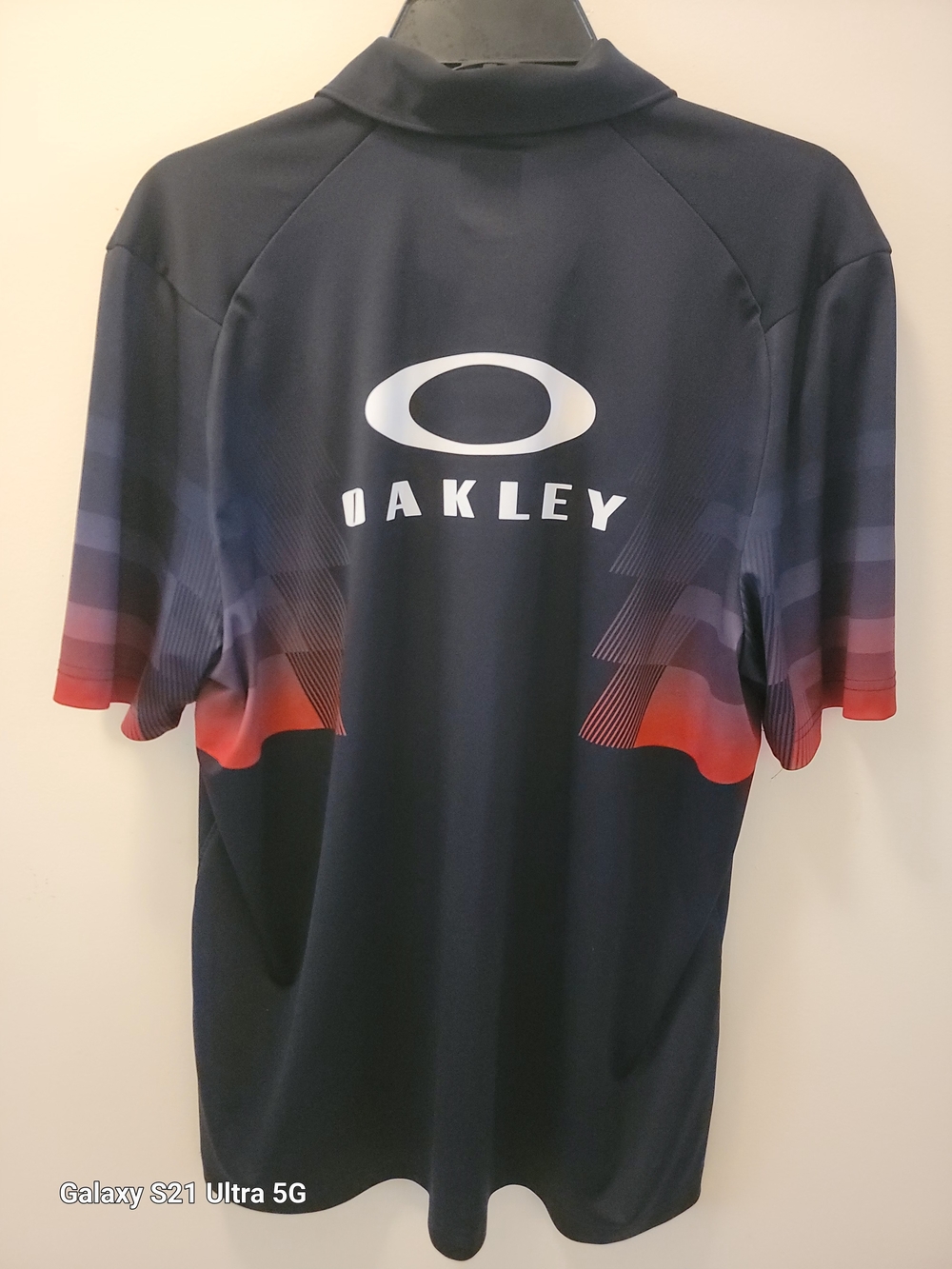 Oakley Ecilpse Golf Polo with Gradient Sleeves - Picture 2 of 4